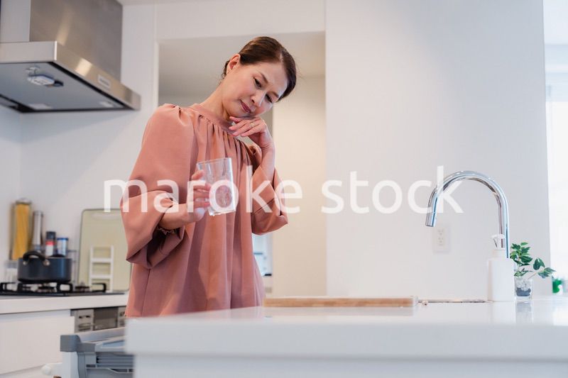 ビルトイン食洗機を使うシニアの女性