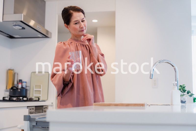 ビルトイン食洗機を使うシニアの女性