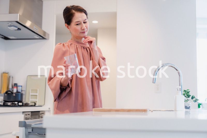 ビルトイン食洗機を使うシニアの女性