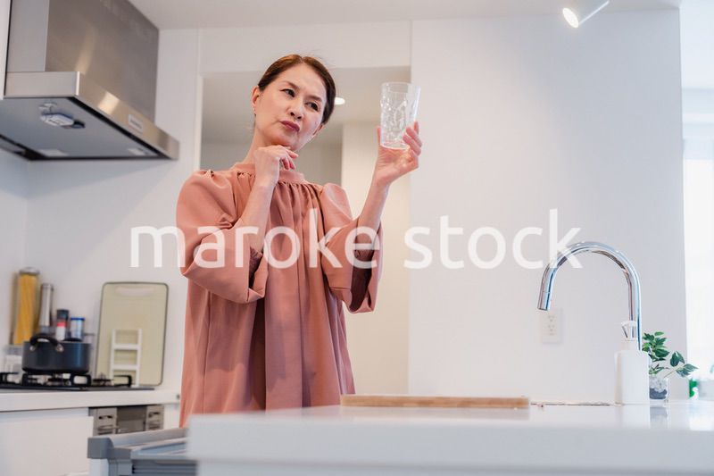 ビルトイン食洗機を使うシニアの女性