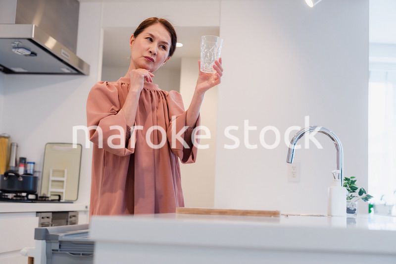 ビルトイン食洗機を使うシニアの女性