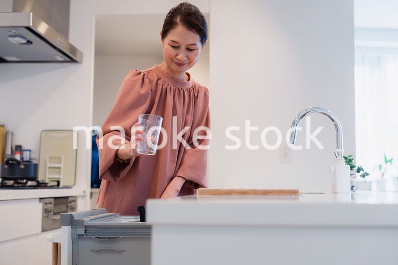 ビルトイン食洗機を使うシニアの女性