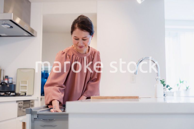 ビルトイン食洗機を使うシニアの女性