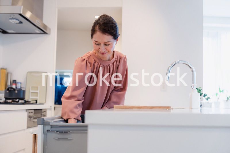 ビルトイン食洗機を使うシニアの女性