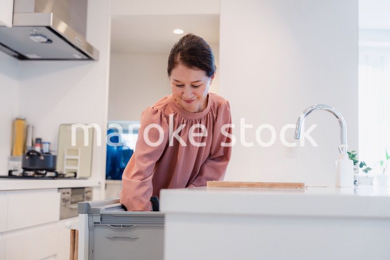 ビルトイン食洗機を使うシニアの女性