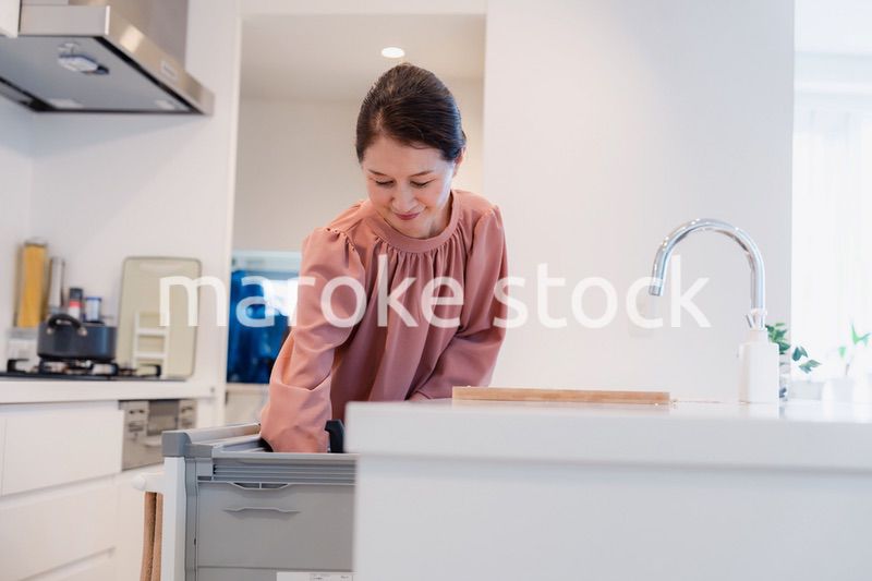 ビルトイン食洗機を使うシニアの女性