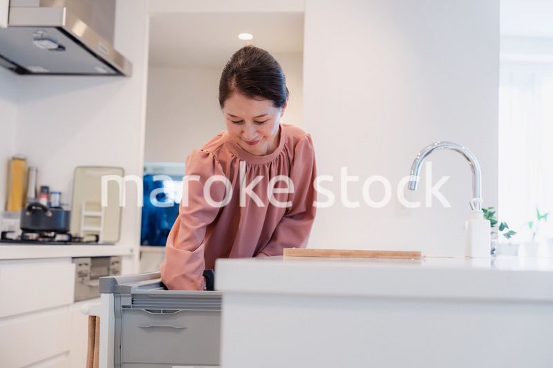 ビルトイン食洗機を使うシニアの女性