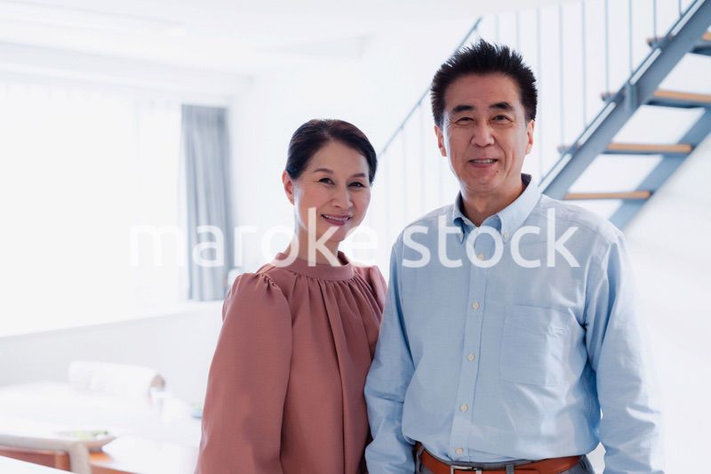 シニアライフを楽しむ高齢の夫婦