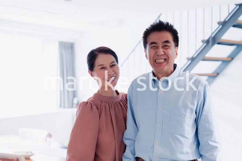 シニアライフを楽しむ高齢の夫婦