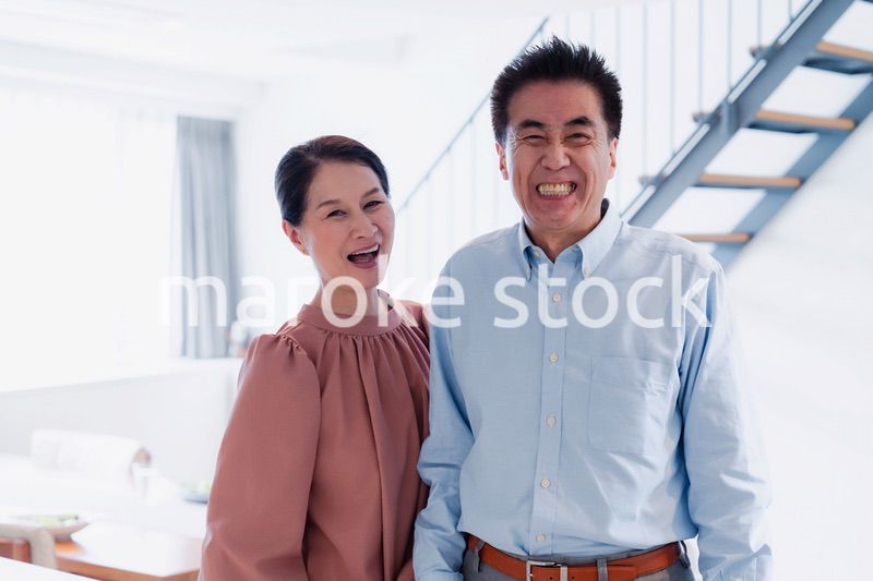 シニアライフを楽しむ高齢の夫婦