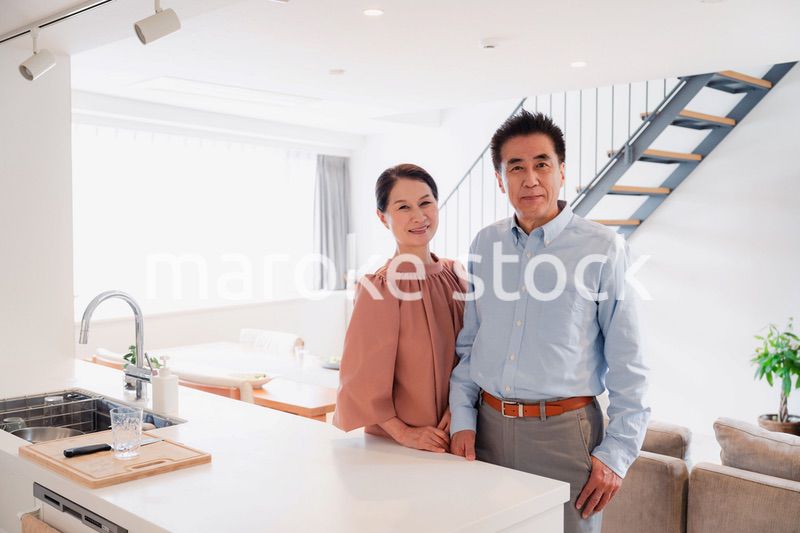 シニアライフを楽しむ高齢の夫婦