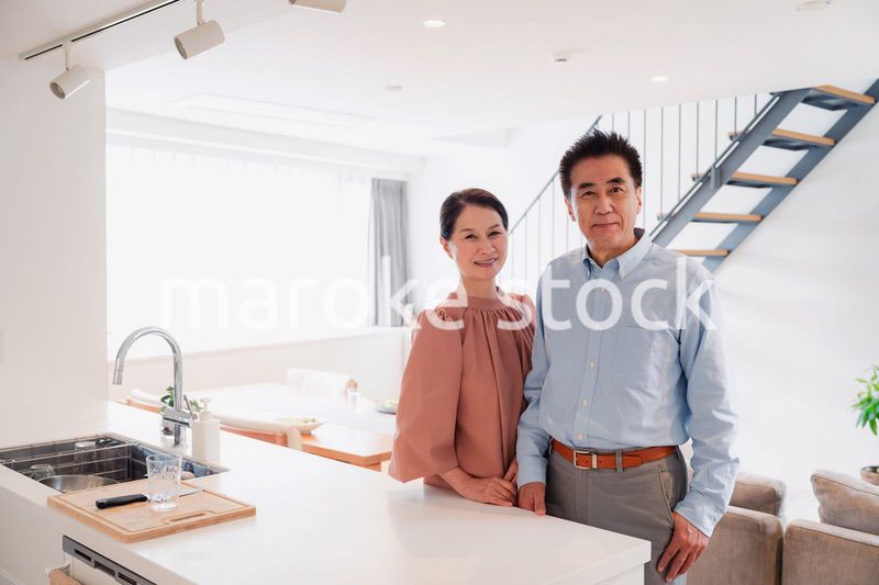 シニアライフを楽しむ高齢の夫婦