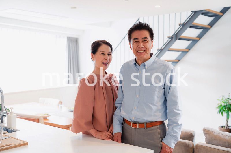 シニアライフを楽しむ高齢の夫婦