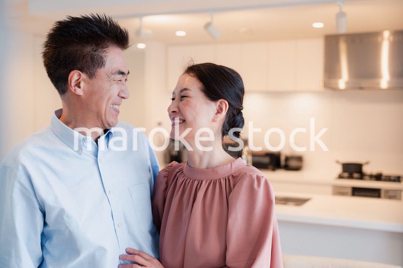 シニアライフを楽しむ高齢の夫婦