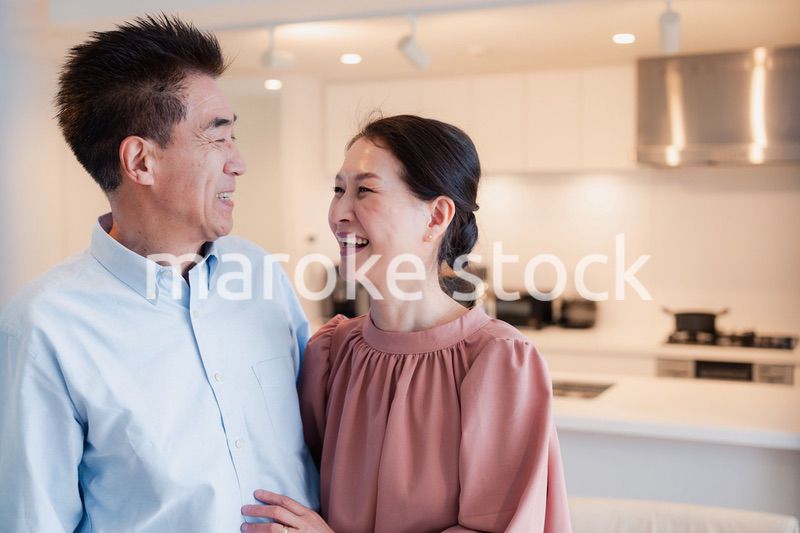 シニアライフを楽しむ高齢の夫婦