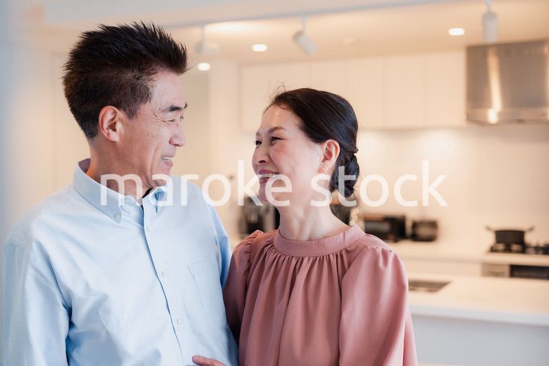 シニアライフを楽しむ高齢の夫婦