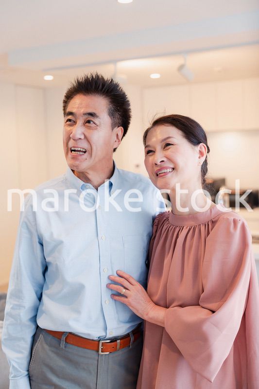 シニアライフを楽しむ高齢の夫婦