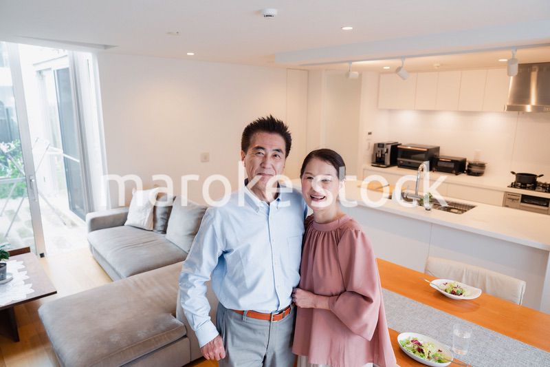 シニアライフを楽しむ高齢の夫婦