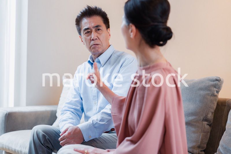 家で喧嘩をするシニアの夫婦