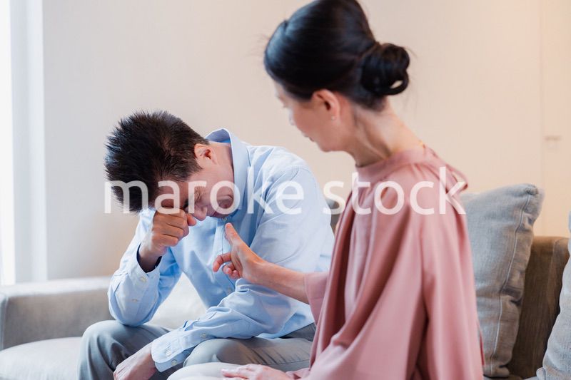 家で喧嘩をするシニアの夫婦