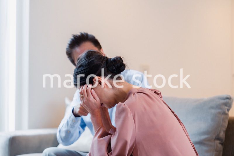 家で喧嘩をするシニアの夫婦