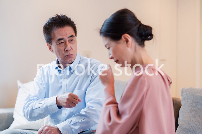 家で喧嘩をするシニアの夫婦