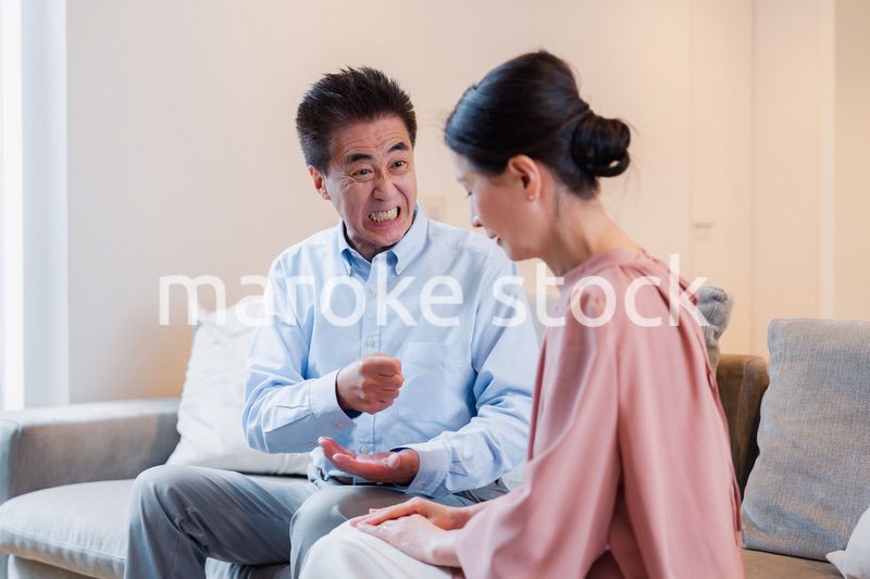 家で喧嘩をするシニアの夫婦