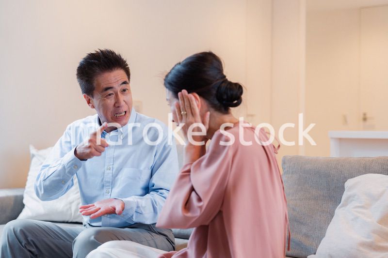 家で喧嘩をするシニアの夫婦