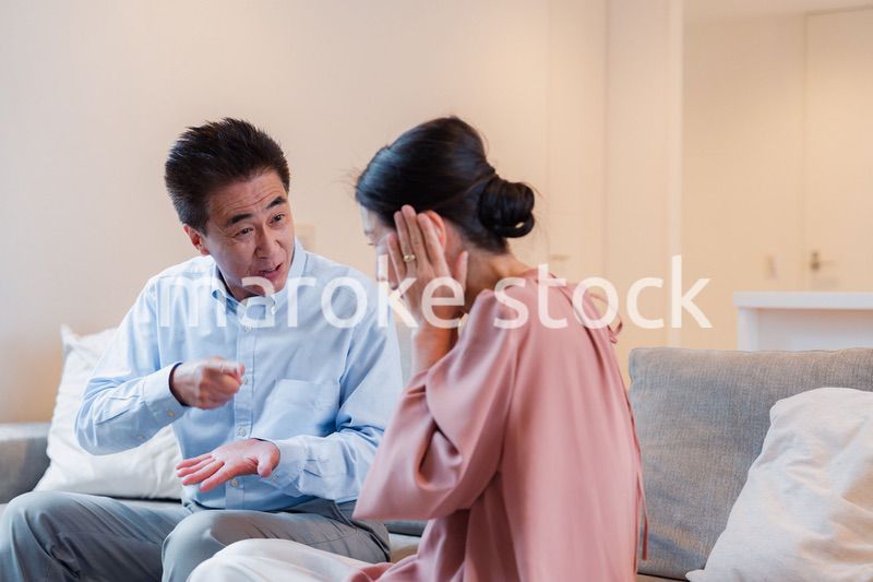 家で喧嘩をするシニアの夫婦