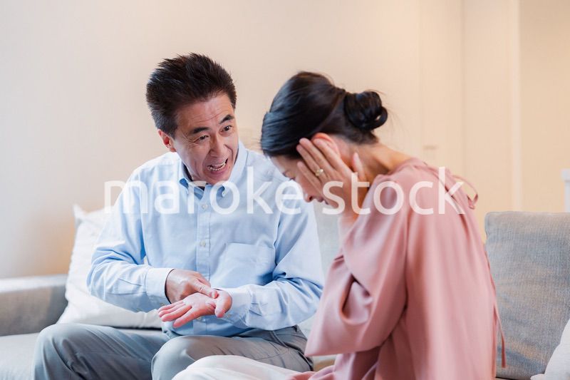 家で喧嘩をするシニアの夫婦