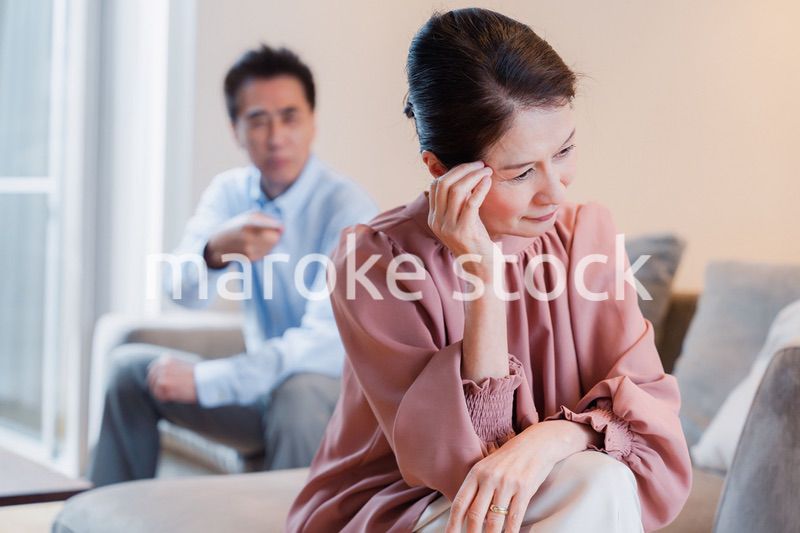 家で喧嘩をするシニアの夫婦