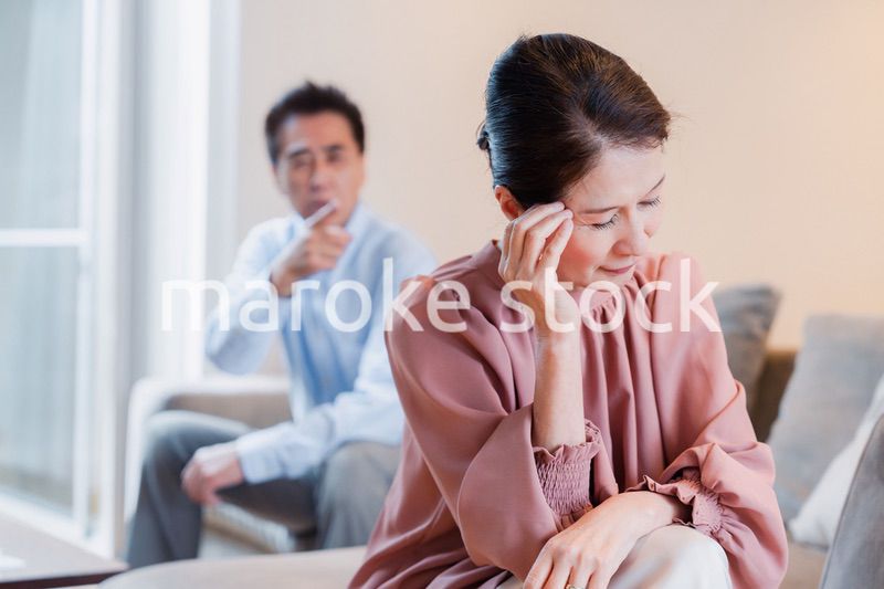 家で喧嘩をするシニアの夫婦