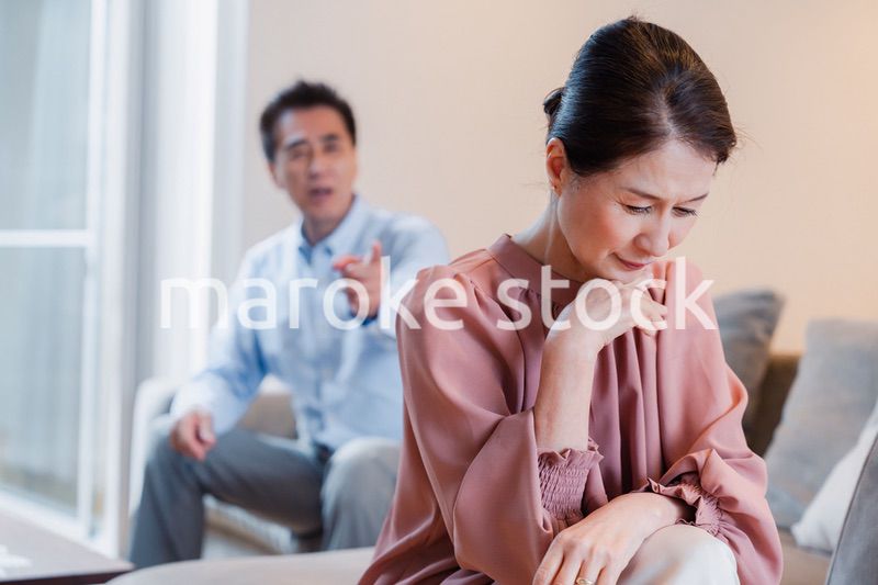 家で喧嘩をするシニアの夫婦