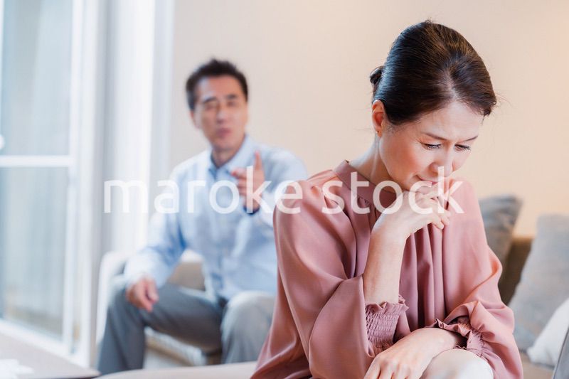 家で喧嘩をするシニアの夫婦