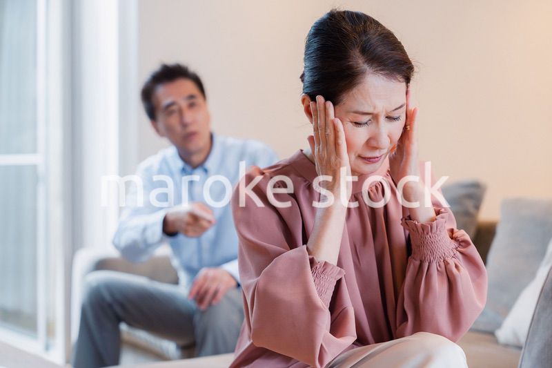 家で喧嘩をするシニアの夫婦