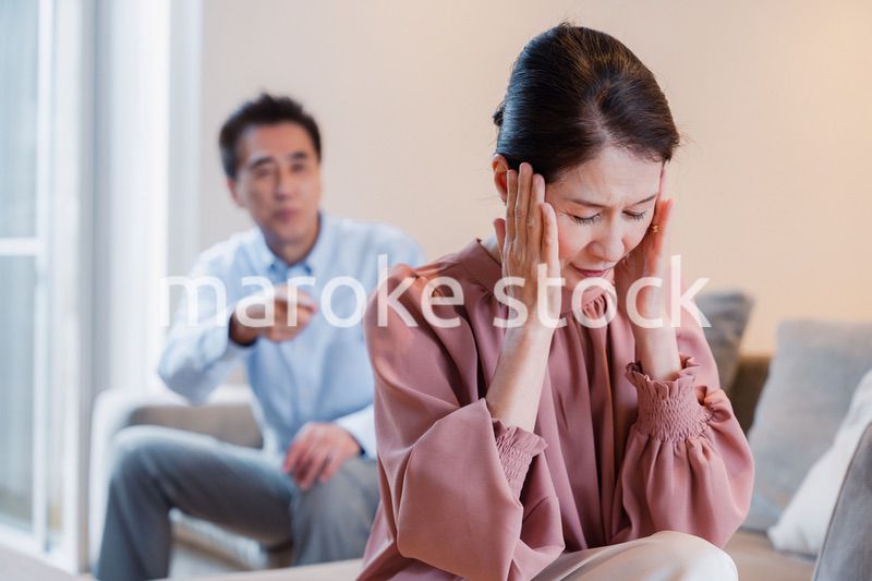 家で喧嘩をするシニアの夫婦