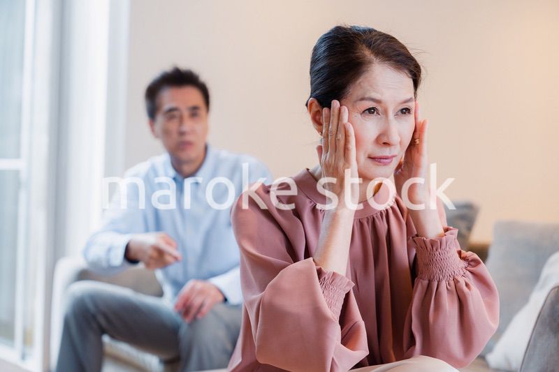 家で喧嘩をするシニアの夫婦