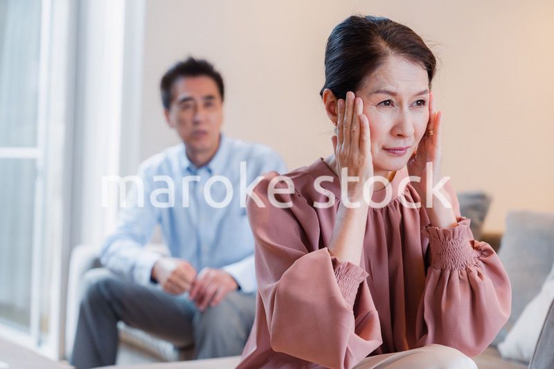 家で喧嘩をするシニアの夫婦