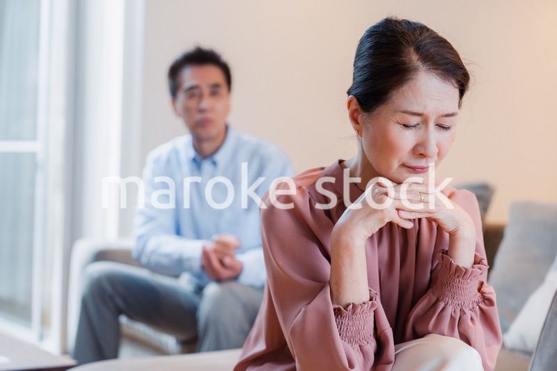 家で喧嘩をするシニアの夫婦