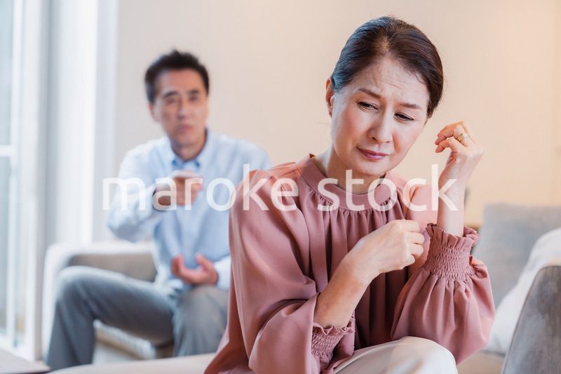 家で喧嘩をするシニアの夫婦