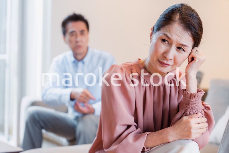 家で喧嘩をするシニアの夫婦