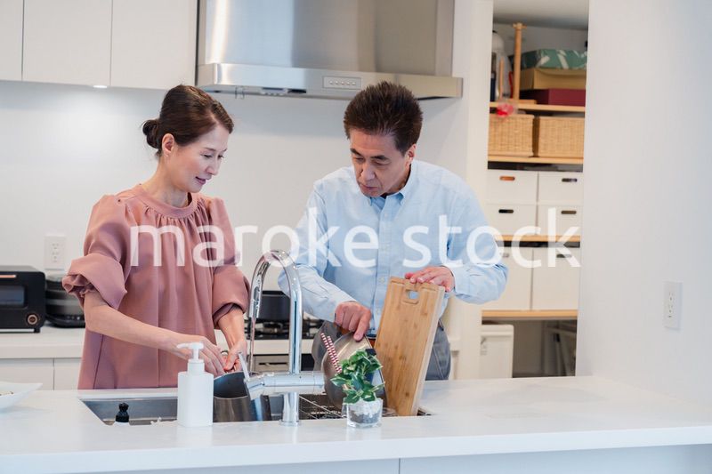 仲良く家事をする老夫婦