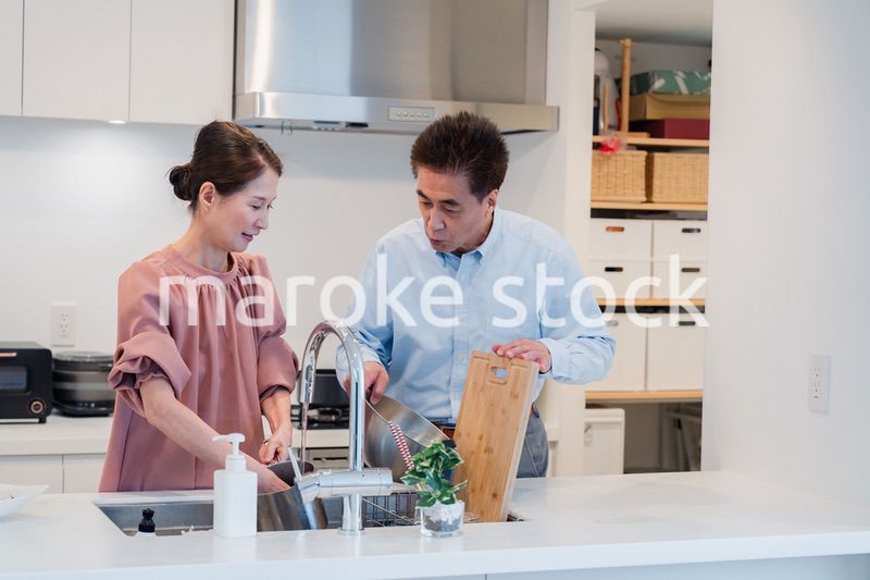 仲良く家事をする老夫婦