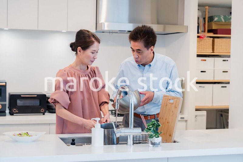 仲良く家事をする老夫婦