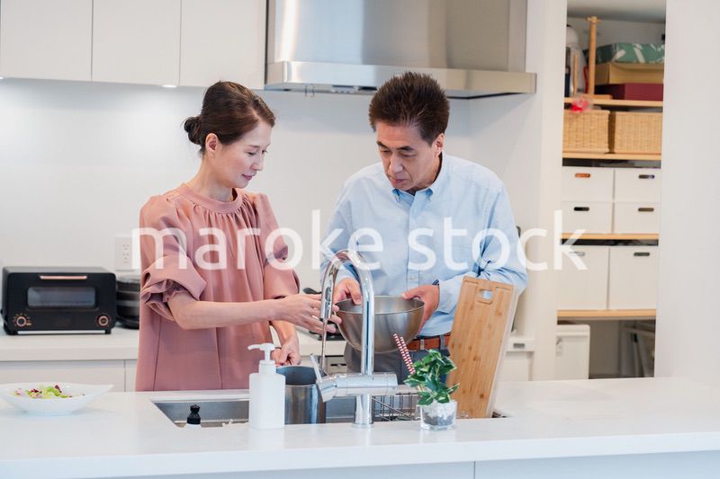 仲良く家事をする老夫婦