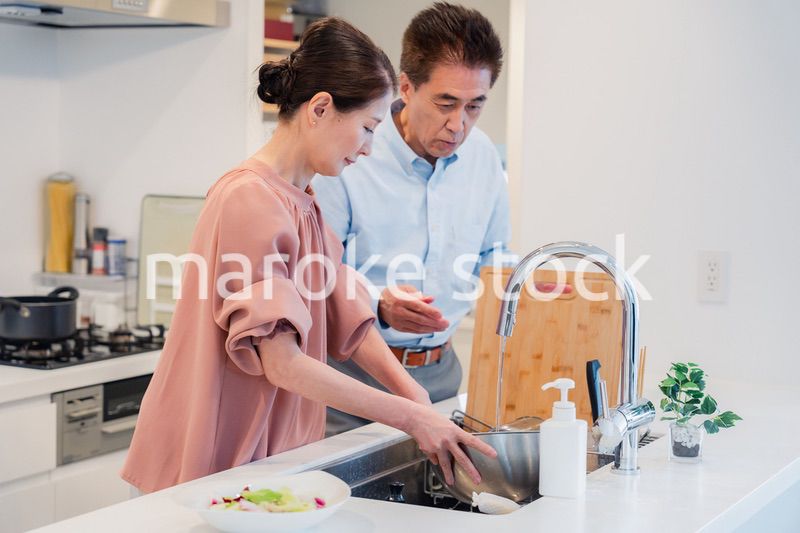仲良く家事をする老夫婦