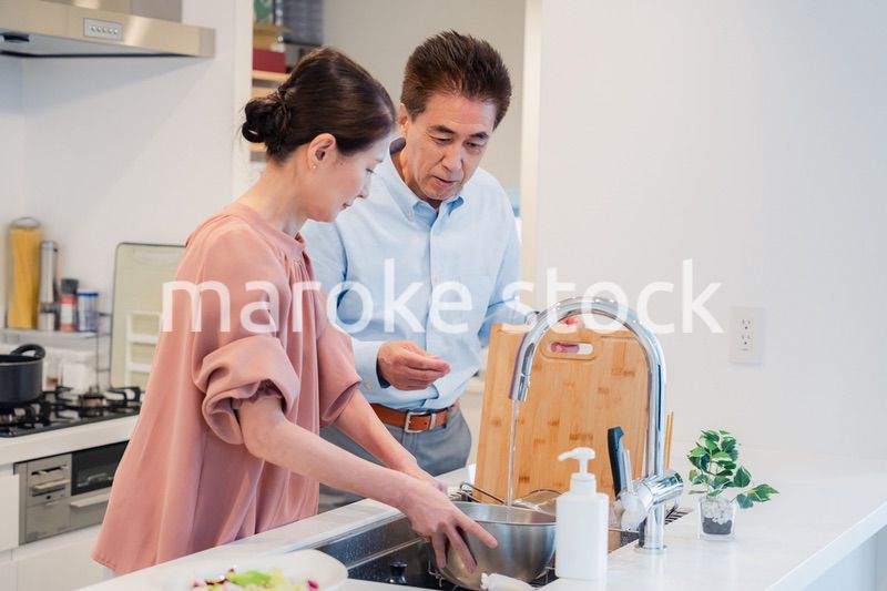 仲良く家事をする老夫婦