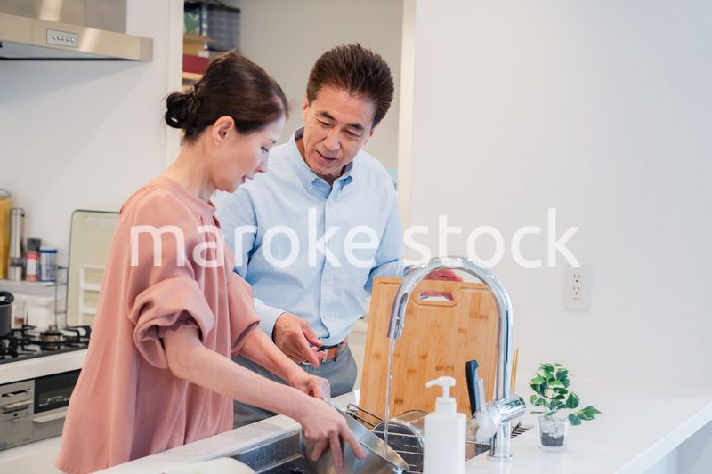 仲良く家事をする老夫婦