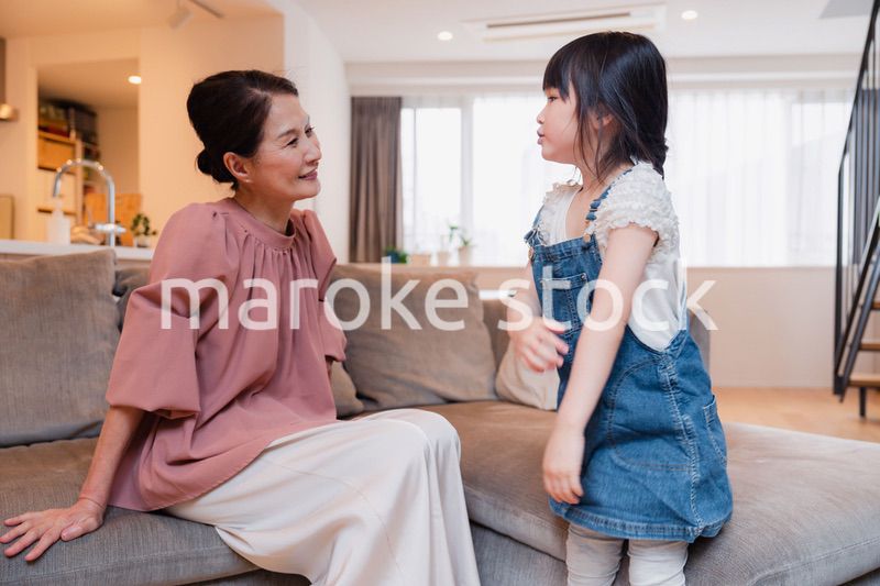 帰省した孫と話すおばあちゃん