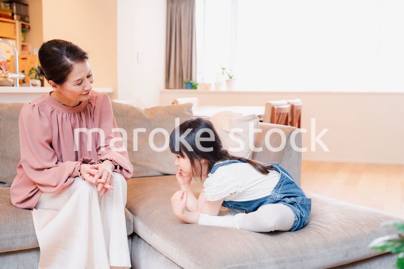 帰省した孫と話すおばあちゃん